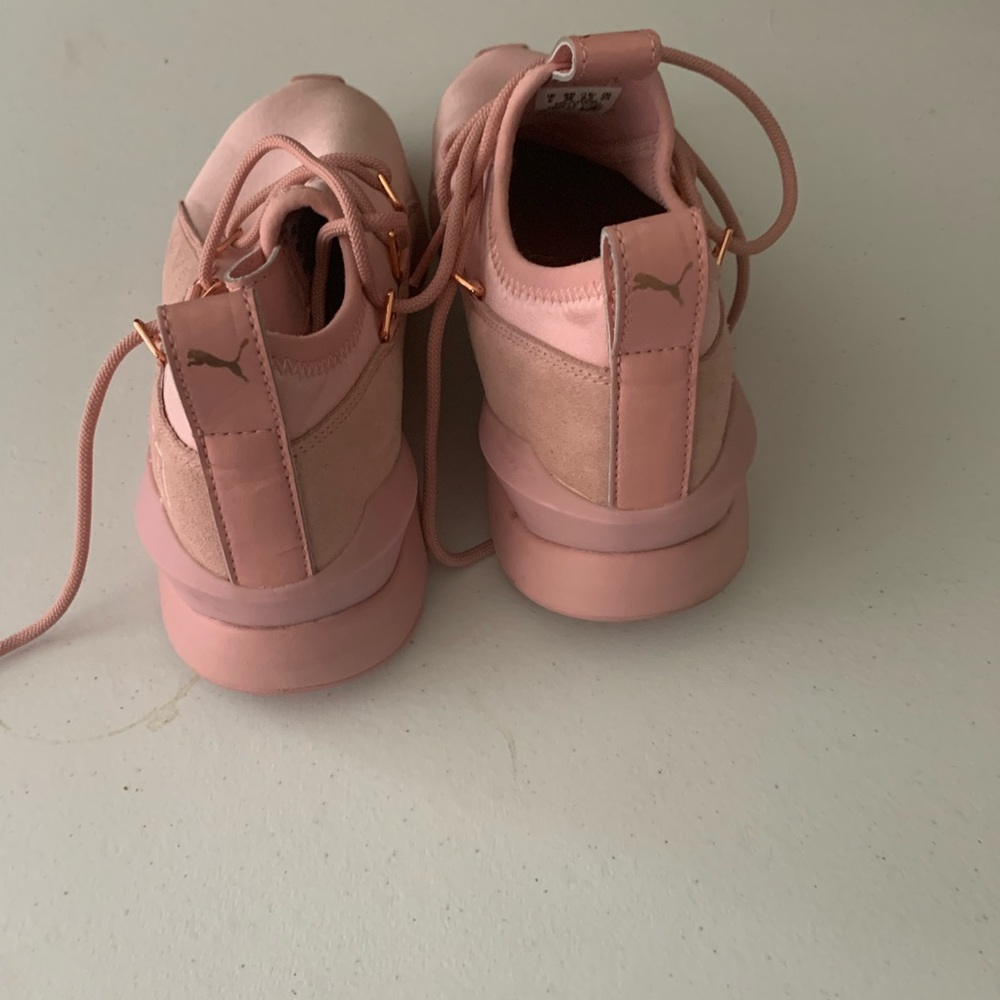 ▶️ Puma ◀️ Rose Gold and Pink shoes - Picture 2 of 3